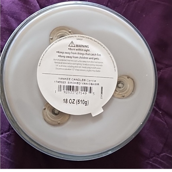 Yankee Candle White and Blue Scented Candle - discontinued - Picture 4 of 4